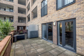Beautiful 3-Bed Apartment in Romford Image court, Romford